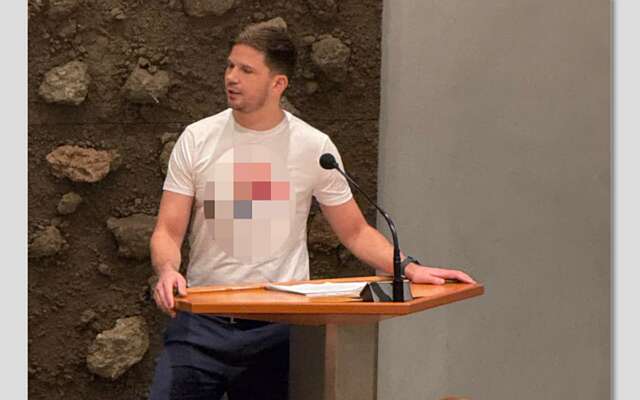 ZIEN: FVD'er Gideon van Meijeren uit debat gegooid na verschijning in 'schokkend' t-shirt