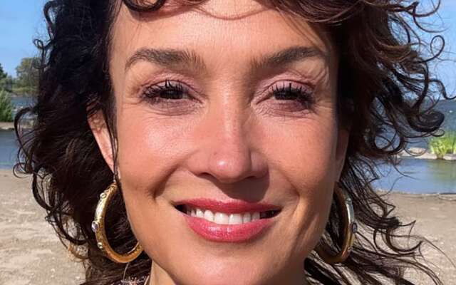 Katja Schuurman kruipt voor de lens in geboortehemd voor FHM-jubileum