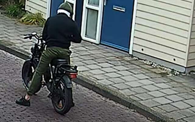 Betrapt op beeld: Fatbikegangster krijgt zijn vuurwapen niet aan de praat