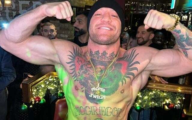 Conor McGregor hoekt kerel neer in volle nachtclub op Ibiza