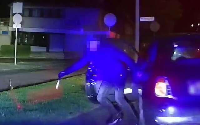 Zien: Verdachte in gestolen auto slaat op de vlucht voor politie