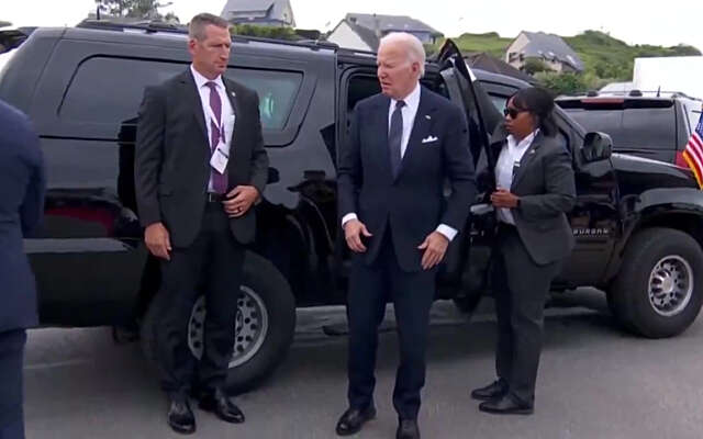Bezorgdheid over Joe Biden die opnieuw verward leek tijdens een herdenking