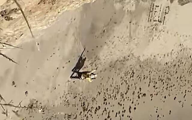 Kitesurfer in VS gered doordat hij 'help' met stenen schreef