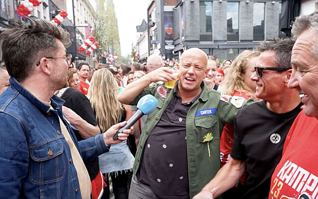 Bezopen PSV-fan komt niet uit zijn woorden tijdens huldiging in Eindhoven