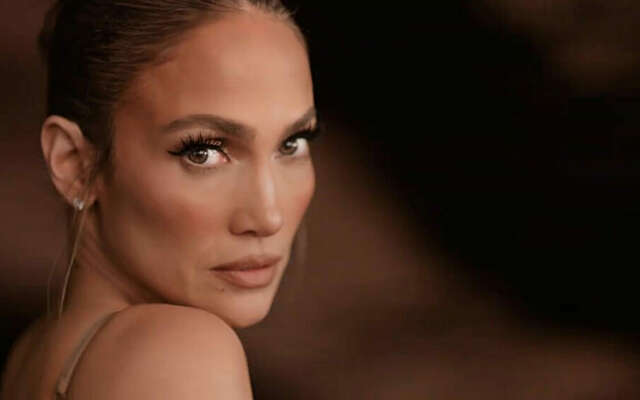 Zien: Jennifer Lopez knalt in reclame voor lingeriemerk