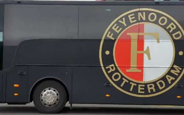 Jeugdspelers Feyenoord Onder 14 opgeschrikt door vuurwerkbom bij hun spelersbus in Utrecht