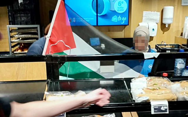 Ophef over Palestijnse vlag bij Haagse Albert Heijn: 'Niet normaal!'