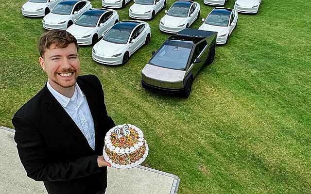 Zien: Mr Beast geeft 26 Tesla's weg voor zijn 26e verjaardag