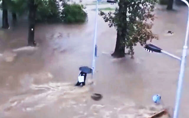 Tsjechische man gaat ondanks noodweer toch naar buiten, wordt meegesleurd in sterke stroming