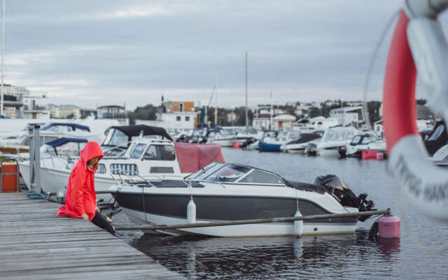 Oeps: Schoonmaakster vergeet handrem, auto gaat kopje onder in de haven van Brouwershaven