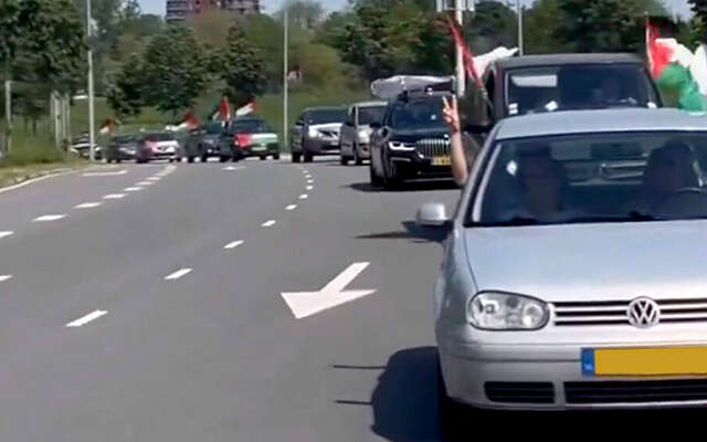 Stoet van auto's en scooters met Palestijnse vlaggen trok door Amsterdam