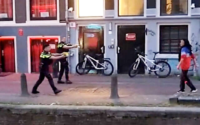 Agenten uitgelachen online na mislukte arrestatie met taser en pepperspray op De Wallen