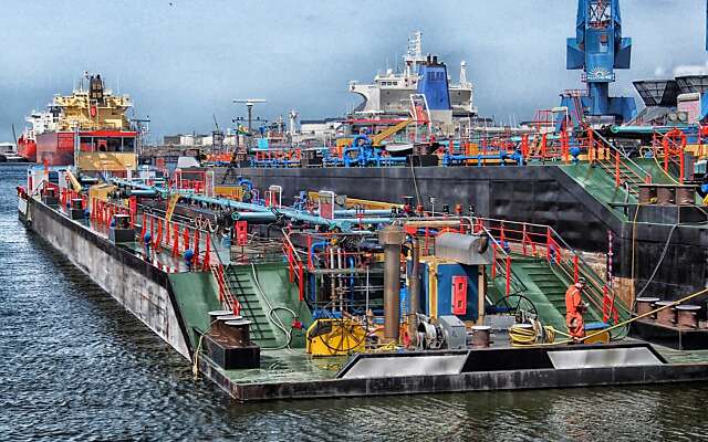 Dode na aanvaring schip met bootplatform in Rotterdamse Botlek