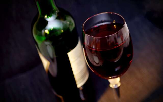 Gratis wijn drinken? Dit restaurant schenkt gratis wijn aan gasten die smartphone inleveren