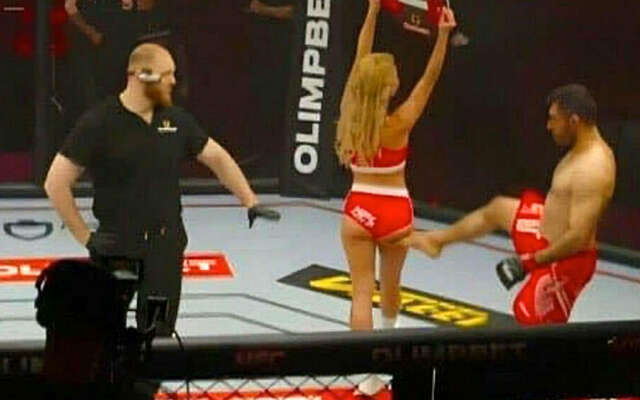 Beelden: Publiek neemt wraak op MMA-vechter na schoppen 'ringmeisje'