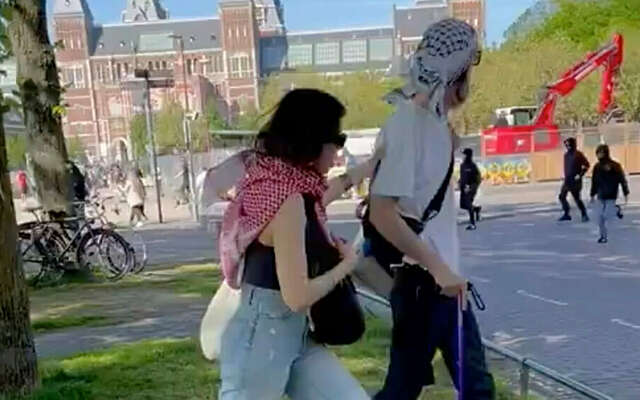 Pro-Palestijnse demonstranten aangevallen door hooligans in Amsterdam