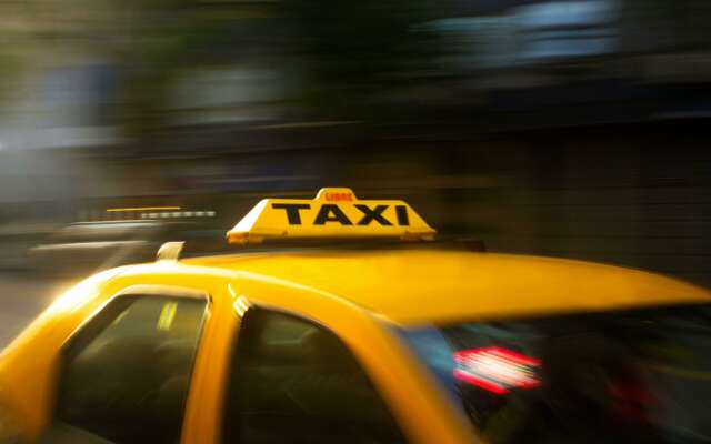 Klant (56) bedreigt taxichauffeur in Breda met mes na ruzie over ritprijs