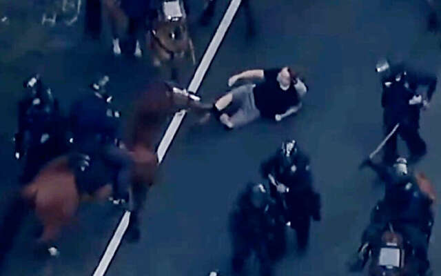 Video toont brute aanval: politiepaarden trappen demonstrant tijdens rellen LA