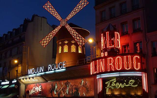 Wieken van molen bij wereldberoemde Moulin Rouge in Parijs gevallen