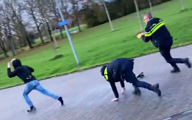 Lastige puber rent weg voor de politie in Groningen, agent trekt taser