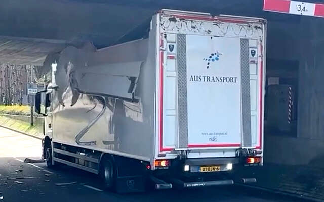 Chauffeur rijdt z'n vrachtwagen aan gort onder een (te laag) viaduct